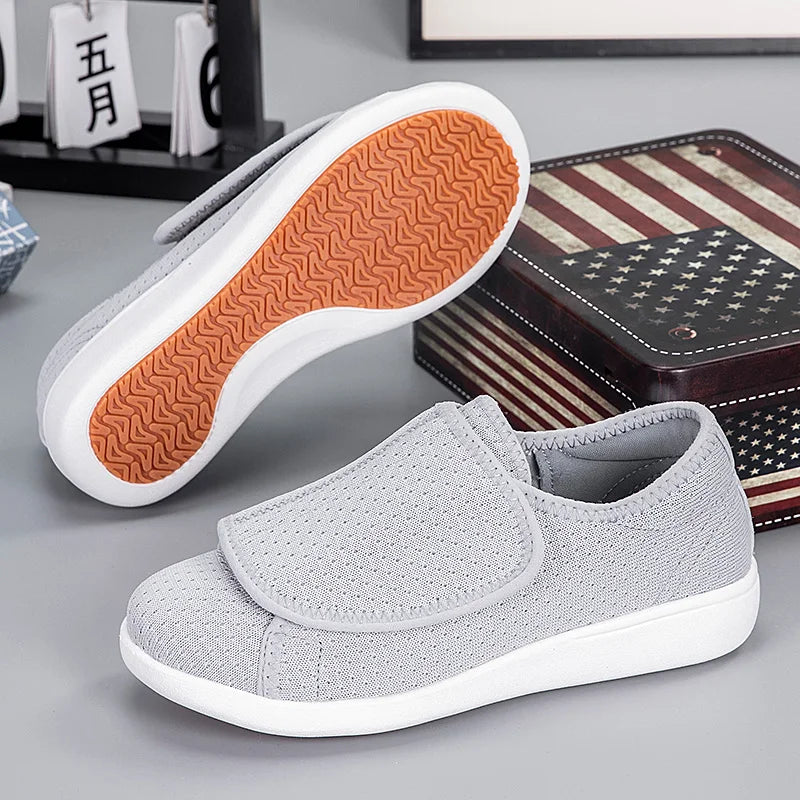 Paire de chaussures orthopédiques larges, légères, idéales pour le bien-être et la marche des diabétiques.