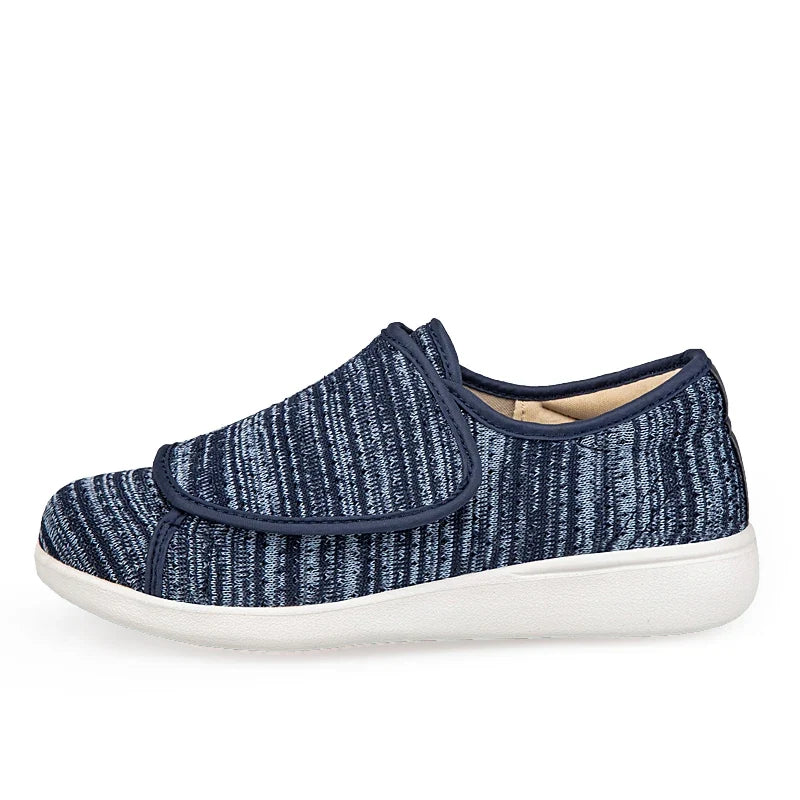 Détail fermeture ajustable chaussures orthopédiques larges, offrant confort et soutien pour tous.