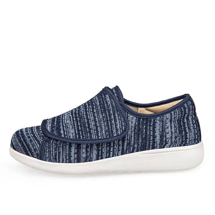 Détail fermeture ajustable chaussures orthopédiques larges, offrant confort et soutien pour tous.