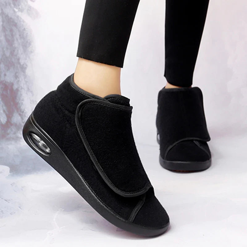 Intérieur doux et chaud des chaussures orthopédiques montantes en velours pour femmes, confort hivernal.