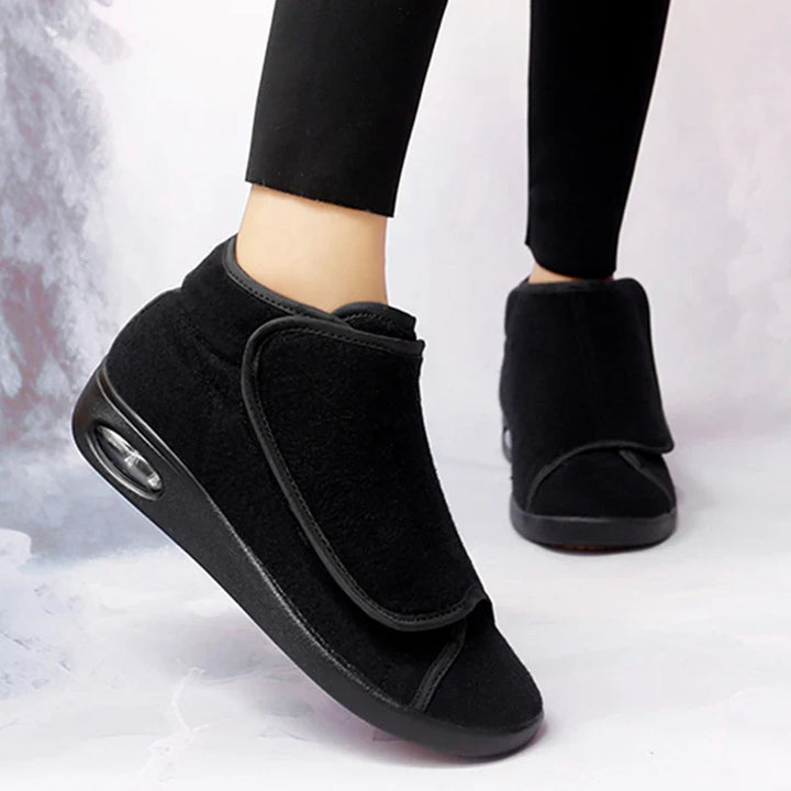 Intérieur doux et chaud des chaussures orthopédiques montantes en velours pour femmes, confort hivernal.