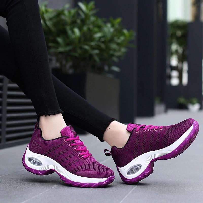 Vue latérale des chaussures orthopédiques Neoli, confort et soutien plantaire.