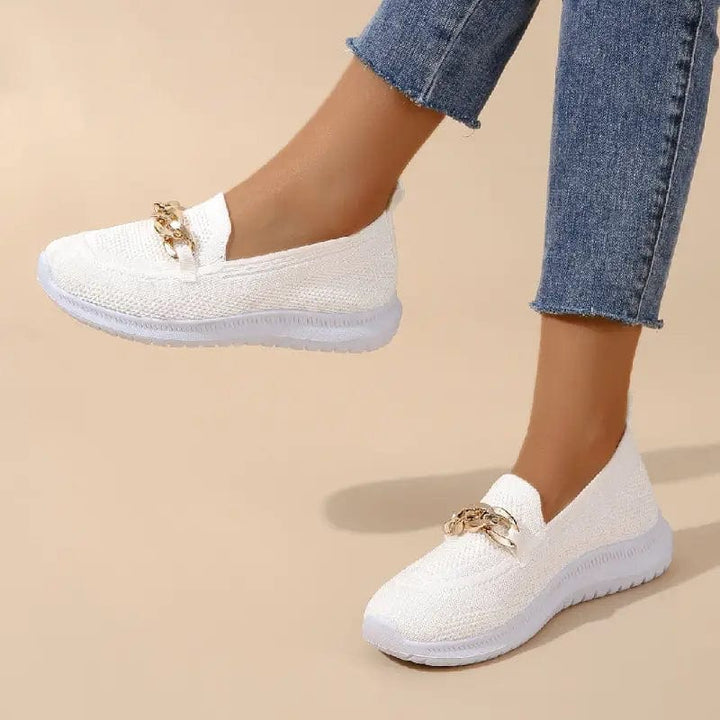 Paire de chaussures femme orthopédiques, design moderne, confort et bien-être pour le quotidien.