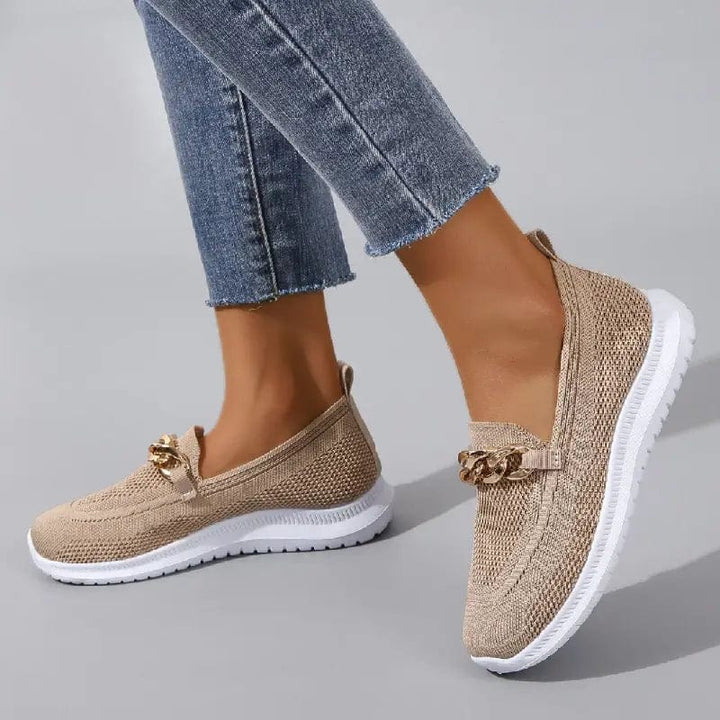 Vue avant chaussures femme mode orthopédiques, confort et bien-être, idéales pour pieds larges.