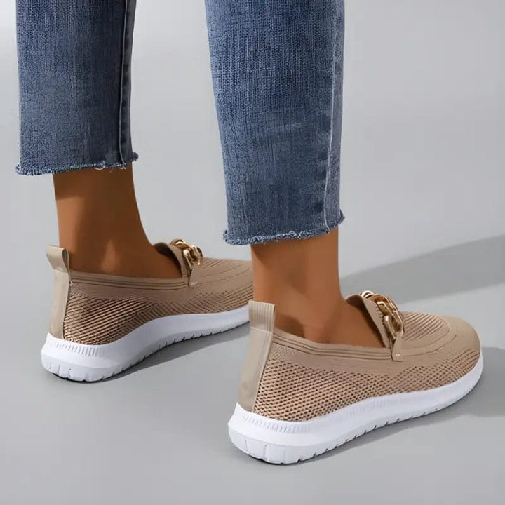 Chaussures respirantes femme avec semelle antidérapante, soutien plantaire pour usage quotidien.