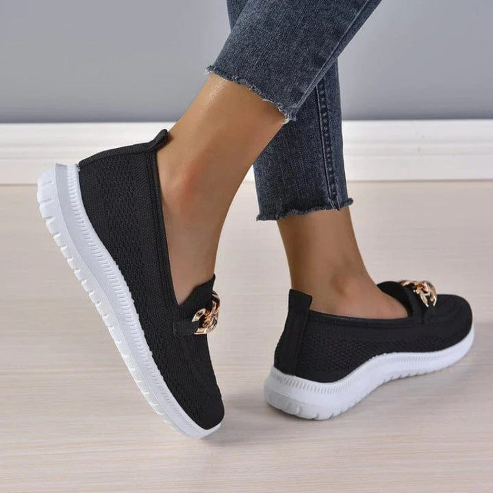 Gros plan semelle antidérapante chaussures femme orthopédiques, sécurité et stabilité, bien-être.