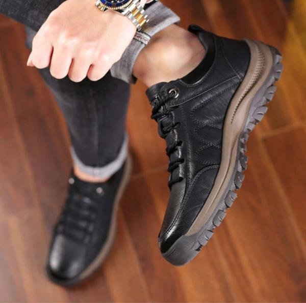 Chaussures StrideMax hommes, design robuste et confort optimal pour randonnée et marche extérieure.