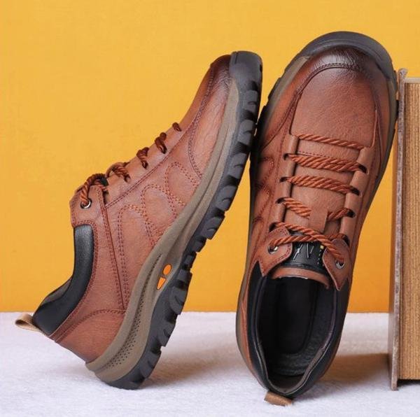 Homme en pleine nature portant chaussures orthopédiques StrideMax, confort et maintien pour la marche.