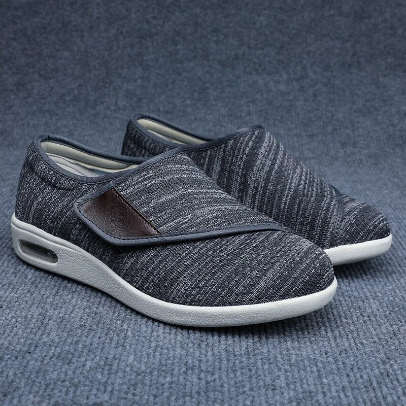 Gros plan sur la fermeture velcro d'une chaussure orthopédique, soulignant sa facilité d'utilisation.