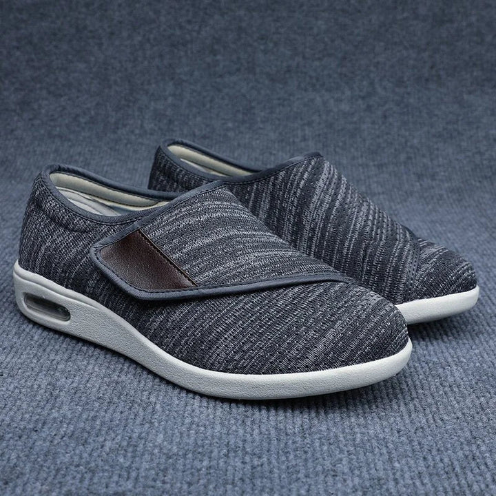 Gros plan sur la fermeture velcro d'une chaussure orthopédique, soulignant sa facilité d'utilisation.