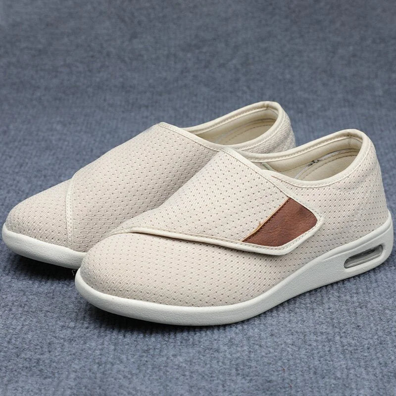 Paire de chaussures orthopédiques unisexe avec semelles amovibles, pour un confort personnalisé et ajusté.