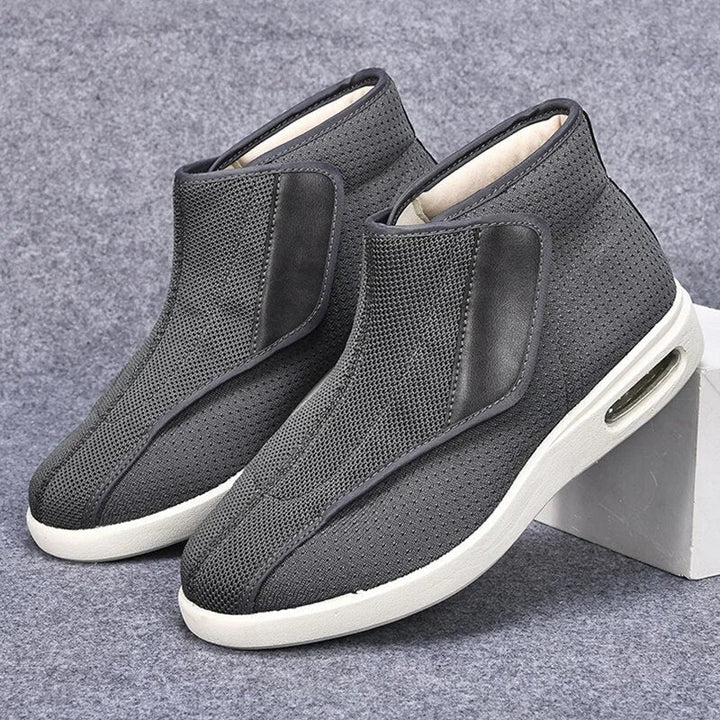 Chaussures diabétiques larges avec fermeture velcro, offrant ajustement facile et soutien plantaire quotidien.