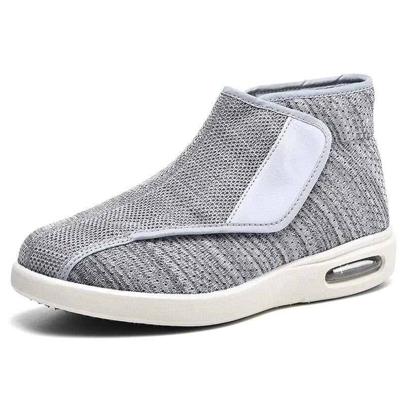 Paire de chaussures diabétiques larges et hautes, idéales pour le bien-être des pieds sensibles. Conception unisexe.