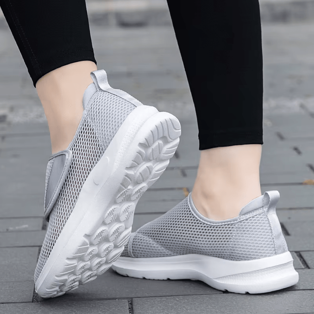 "Chaussures orthopédiques élégantes pour femmes, confort optimal pour pieds larges et gonflés, matériau respirant."