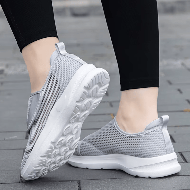 "Chaussures orthopédiques élégantes pour femmes, confort optimal pour pieds larges et gonflés, matériau respirant."
