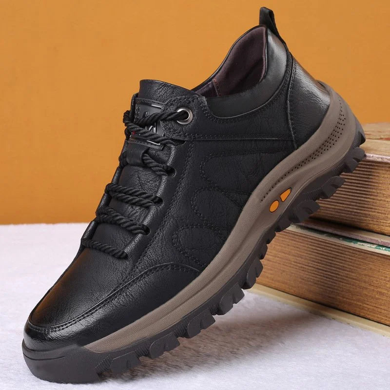 Chaussures orthopédiques en cuir pour homme, élégantes, marron, tige classique, semelle ergonomique et antidérapante.