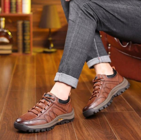 Chaussures orthopédiques en cuir pour homme, élégantes, marron, tige classique, semelle ergonomique et antidérapante.