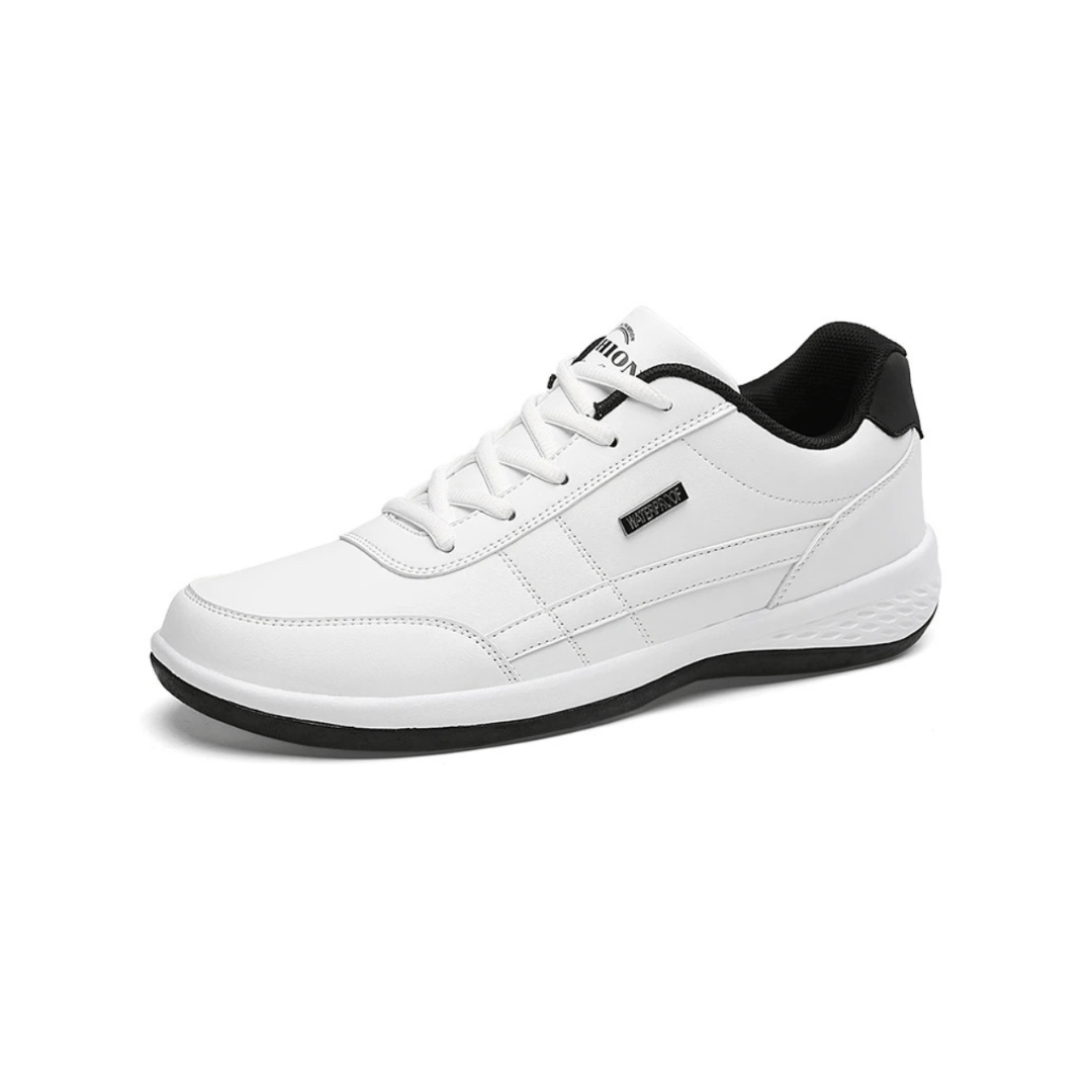 "Chaussures orthopédiques homme blanches, style moderne et soutien ergonomique pour confort optimal et élégance."