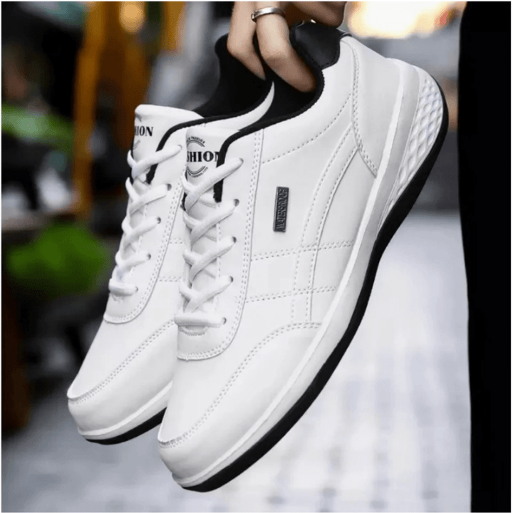 "Chaussures orthopédiques homme blanches, style moderne et soutien ergonomique pour confort optimal et élégance."