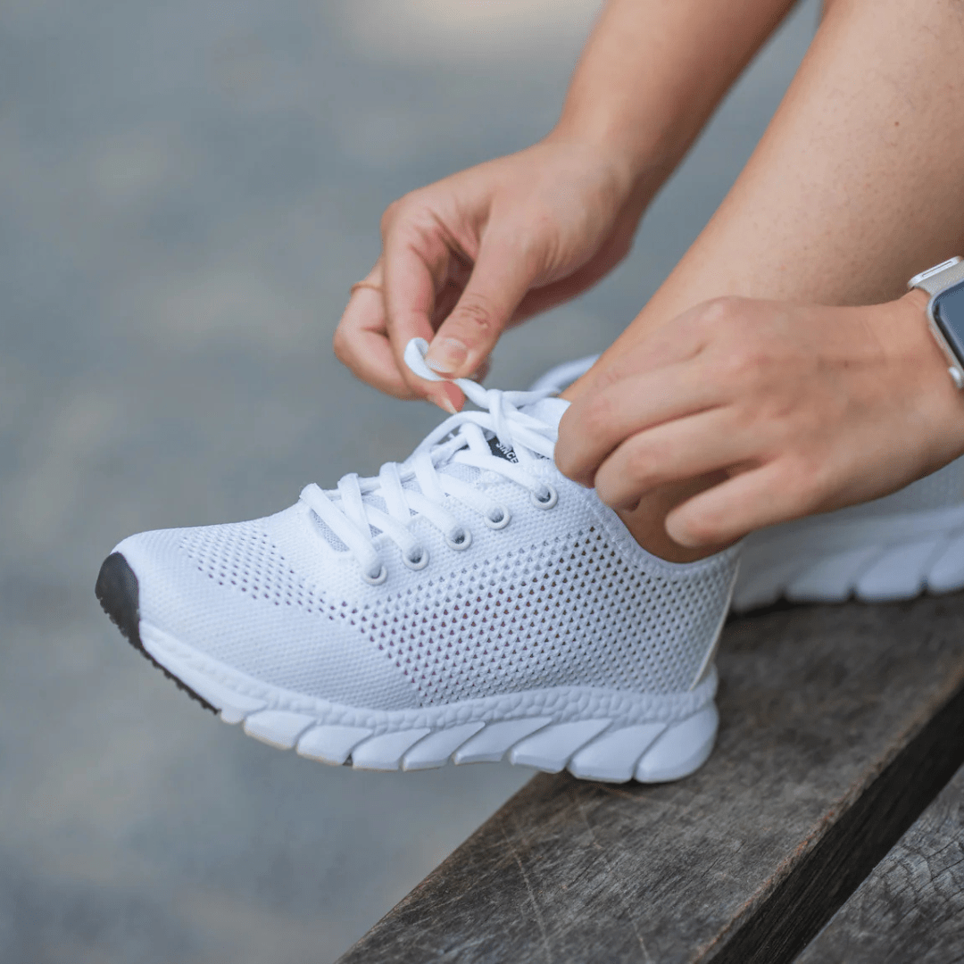 "Chaussures orthopédiques modernes pour femmes, confort respirable, design élégant, couleurs : Blanc, Noir, Rose."