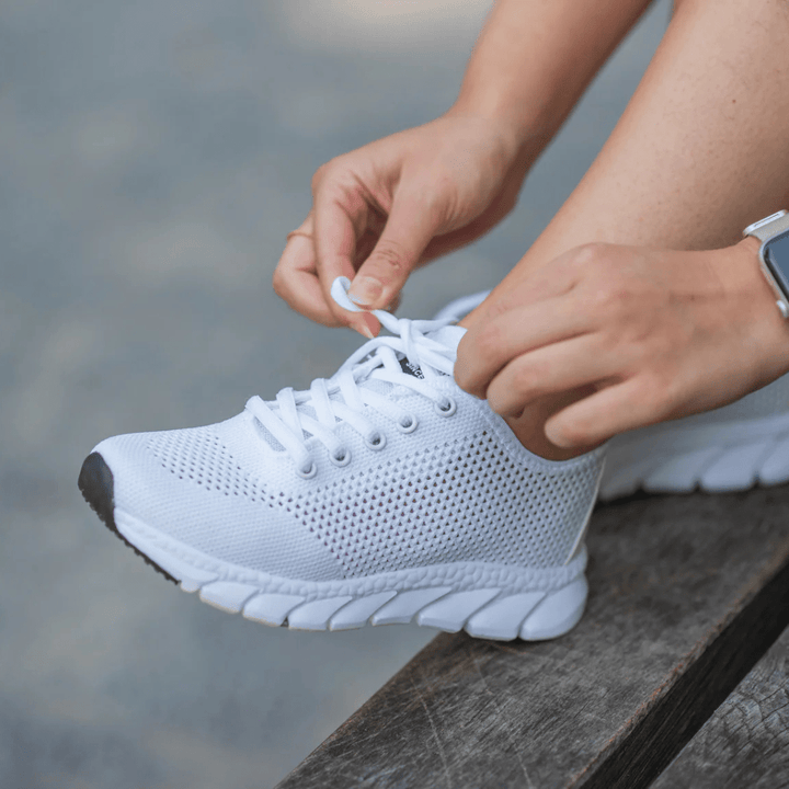 "Chaussures orthopédiques modernes pour femmes, confort respirable, design élégant, couleurs : Blanc, Noir, Rose."