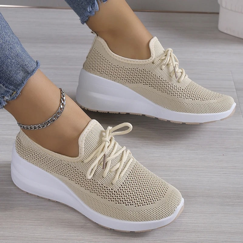 "Chaussures orthopédiques pour femmes Isabelle, confortables et légères, avec semelle antidérapante et tissu extensible."