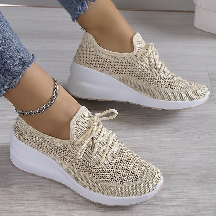 "Chaussures orthopédiques pour femmes Isabelle, confortables et légères, avec semelle antidérapante et tissu extensible."