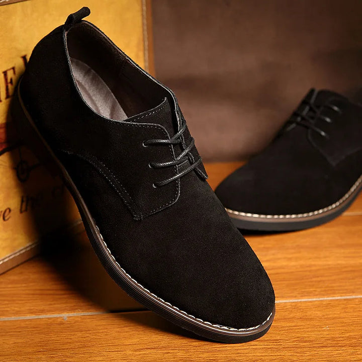 Chaussures Oxford Asgeir élégantes pour hommes, disponibles en bleu, marron et noir, pour un style raffiné.