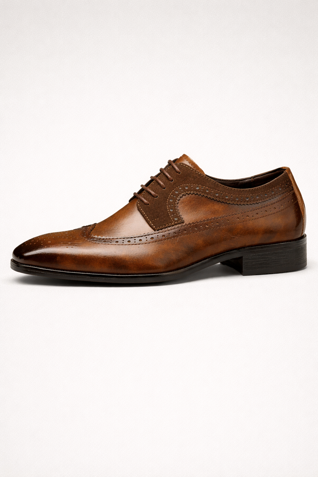 Chaussures Oxford classiques marron pour hommes, style perforé élégant, parfaites pour costume et occasions formelles.