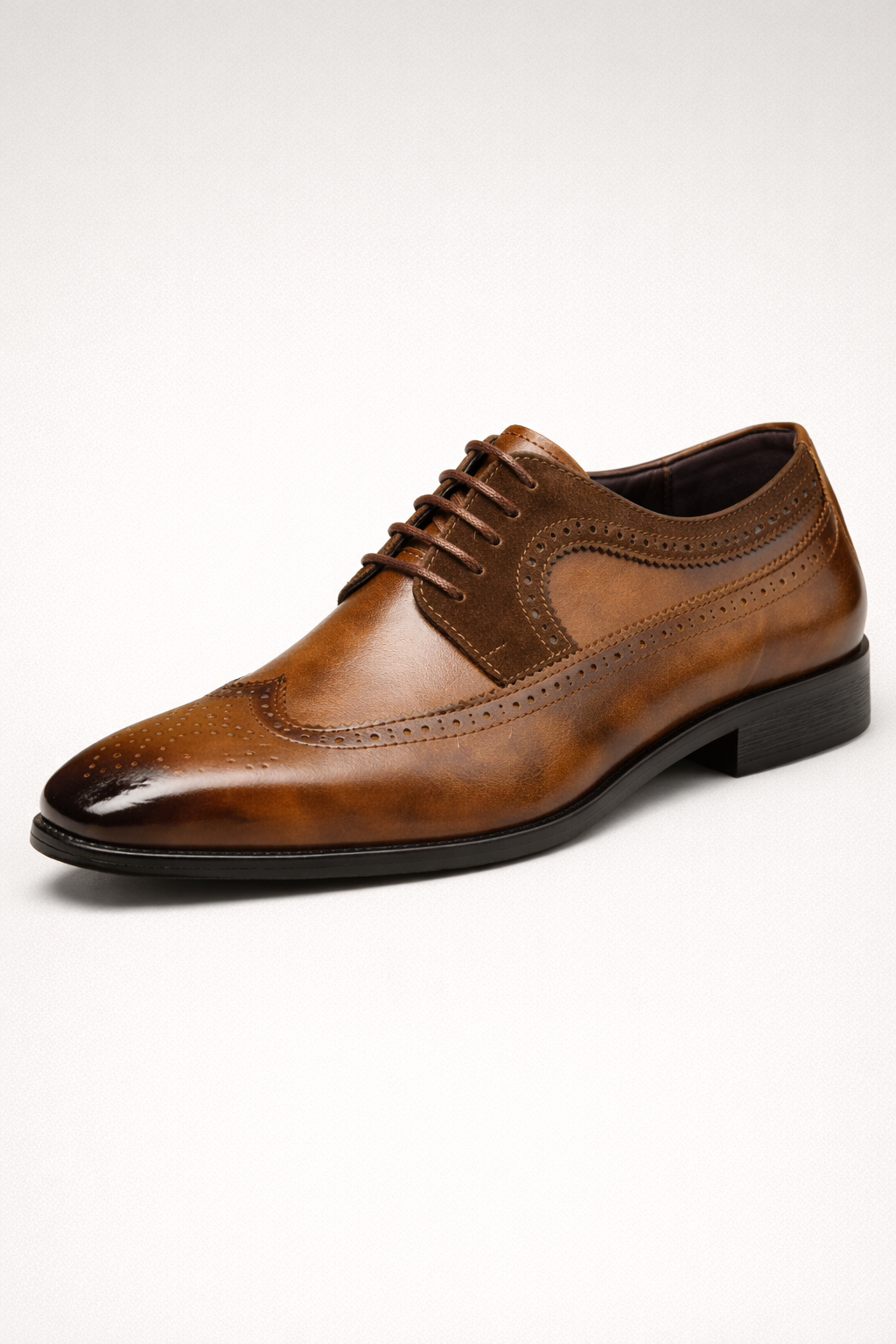 Élégantes chaussures Oxford noires pour hommes, design perforé. Idéales pour tenues professionnelles et habillées.