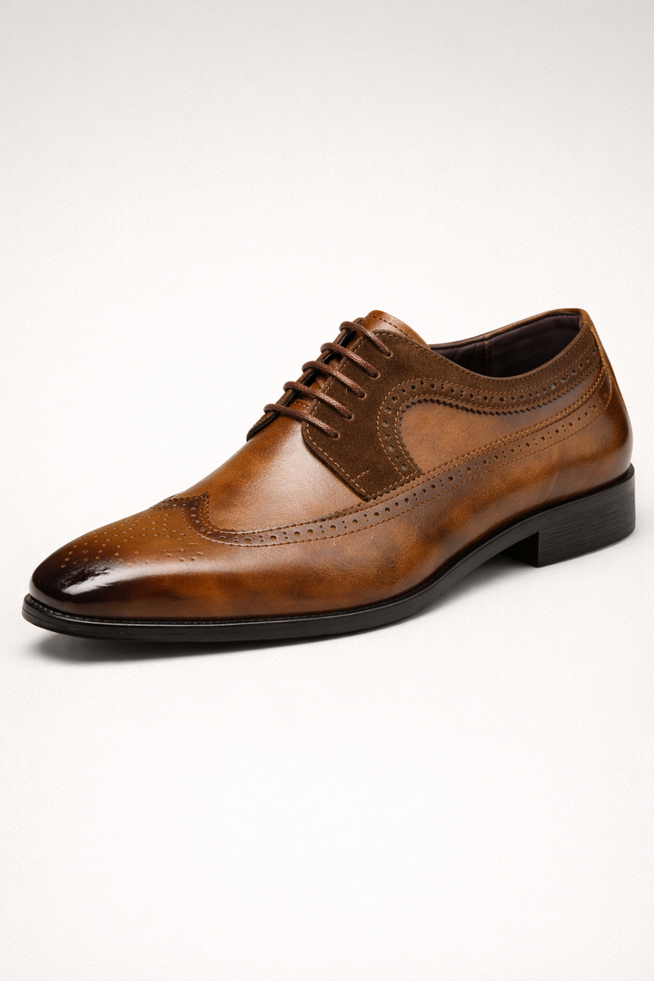 Élégantes chaussures Oxford noires pour hommes, design perforé. Idéales pour tenues professionnelles et habillées.