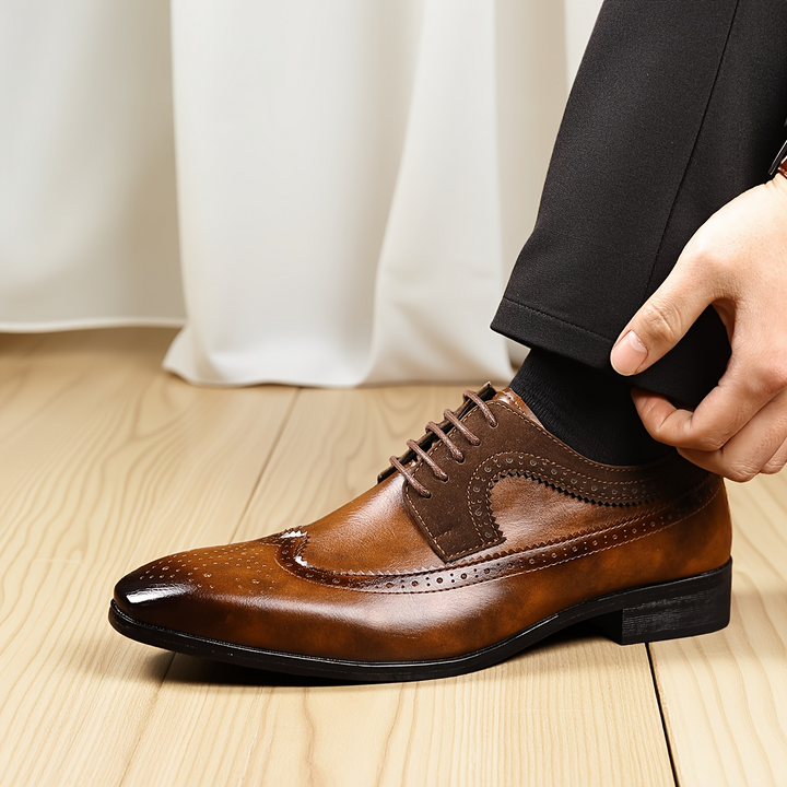 Paire de chaussures Oxford pour hommes, cuir perforé. Style classique et formel, idéal pour le bureau ou événements.