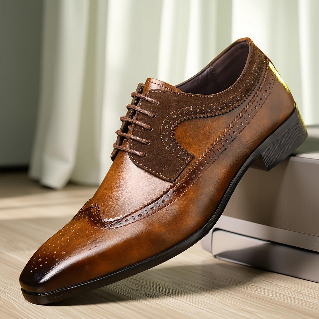 Chaussures habillées Oxford marron pour hommes, avec perforations décoratives. Un classique intemporel pour toute tenue.