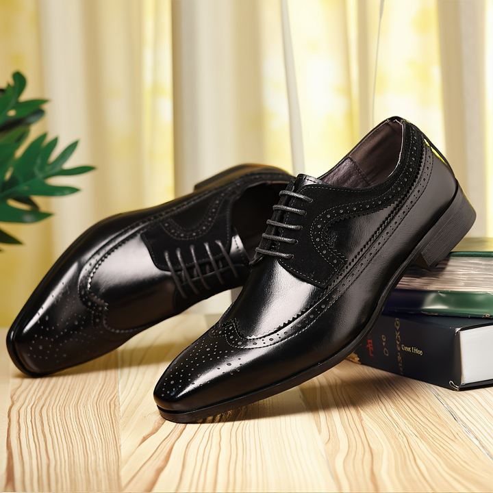 Découvrez nos chaussures Oxford classiques pour hommes, disponibles en noir ou marron, avec détails perforés chics.