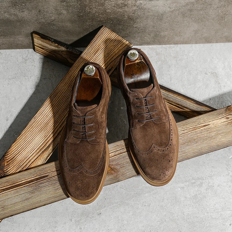 Détail de chaussures Oxford pour hommes, lacets fins, cuir poli, style intemporel et élégant pour toute occasion.
