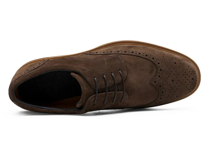 Chaussures Oxford homme style vintage, cuir marron foncé, parfaites pour l'automne, allient élégance et confort.