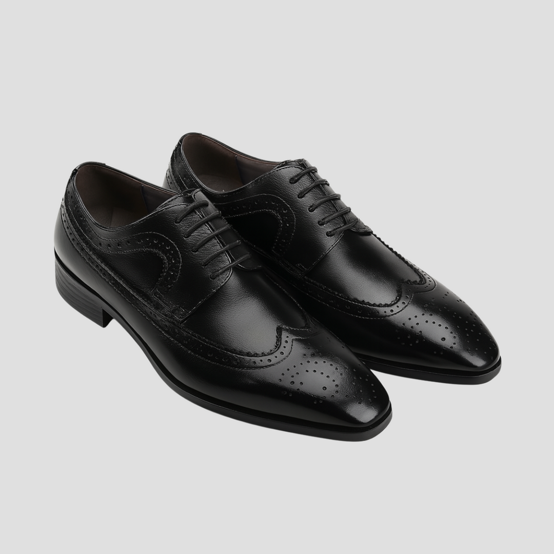 "Chaussures Oxford en cuir noir à lacets classiques pour hommes, avec détails brogue élégants et finition brillante."