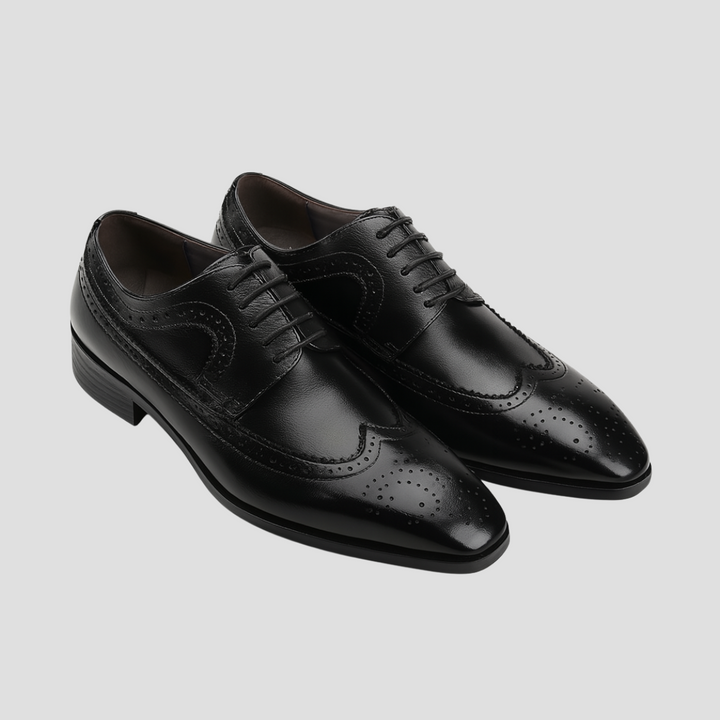 "Chaussures Oxford en cuir noir à lacets classiques pour hommes, avec détails brogue élégants et finition brillante."