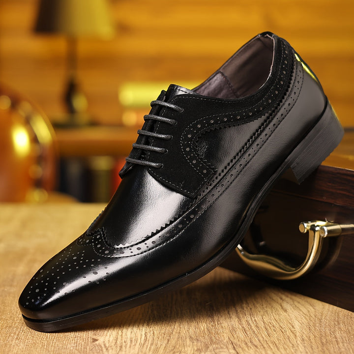 "Chaussures Oxford en cuir noir à lacets classiques pour hommes, avec détails brogue élégants et finition brillante."