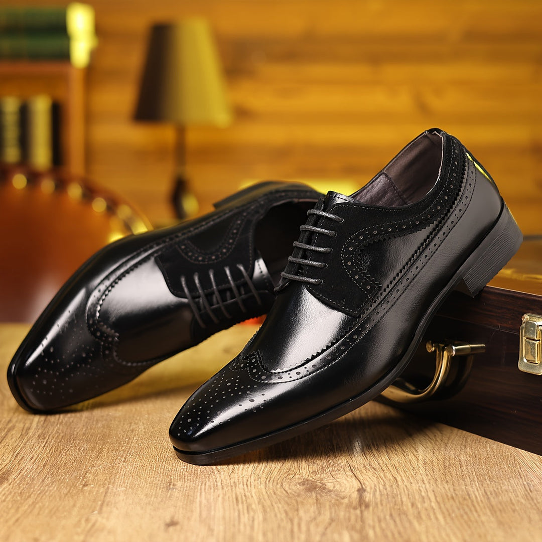 "Chaussures Oxford en cuir noir à lacets classiques pour hommes, avec détails brogue élégants et finition brillante."