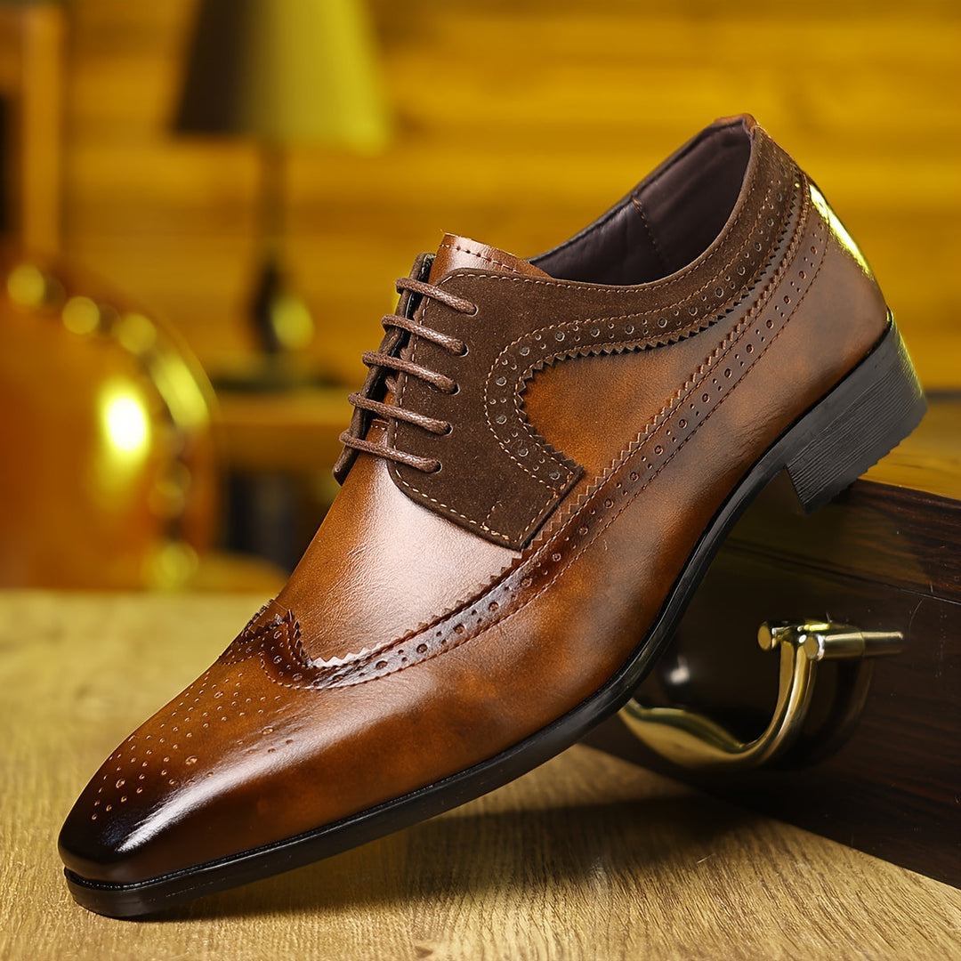 "Chaussures Oxford en cuir noir à lacets classiques pour hommes, avec détails brogue élégants et finition brillante."