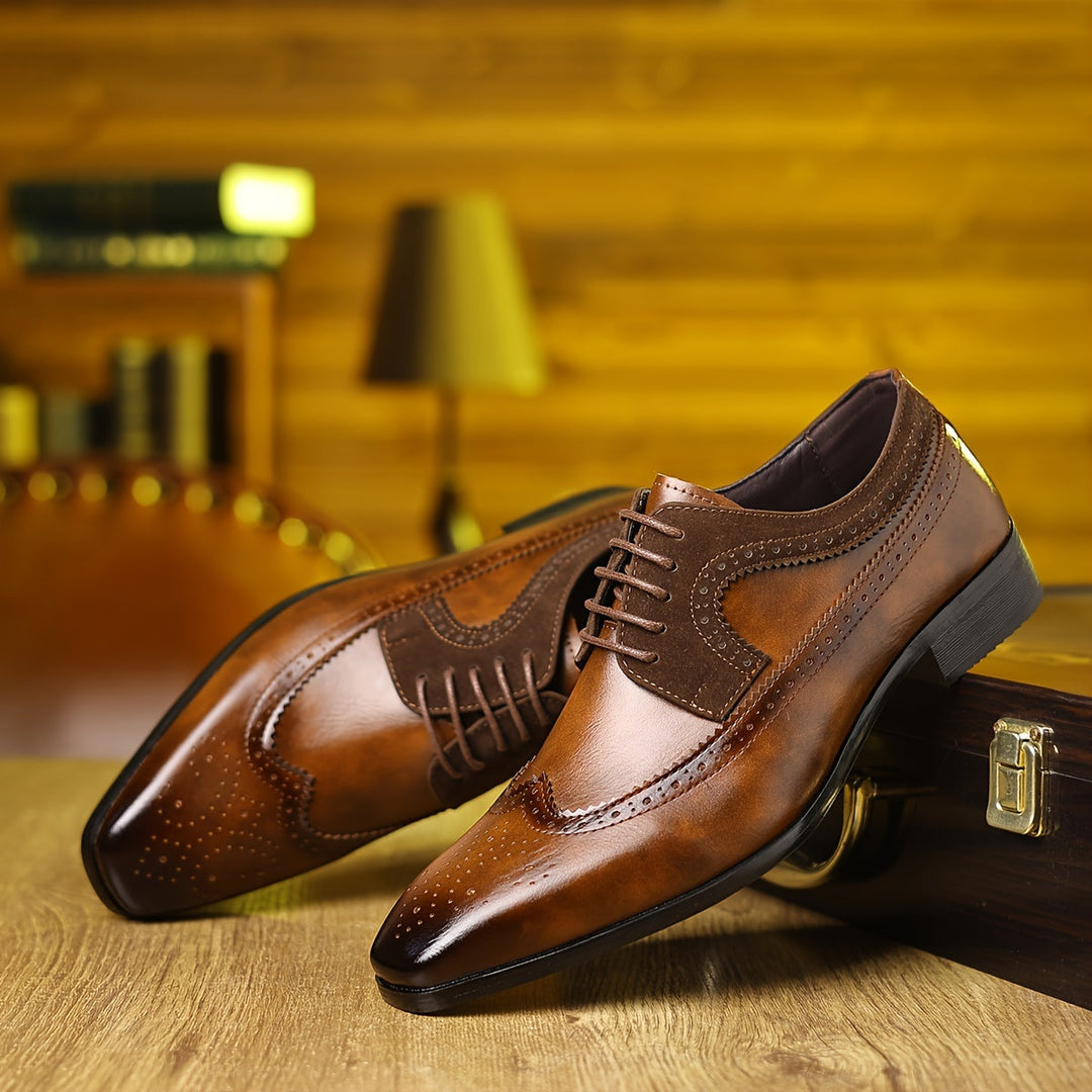 "Chaussures Oxford en cuir noir à lacets classiques pour hommes, avec détails brogue élégants et finition brillante."