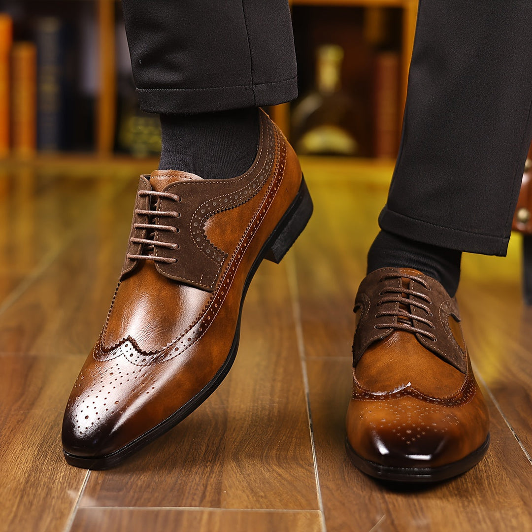 "Chaussures Oxford en cuir noir à lacets classiques pour hommes, avec détails brogue élégants et finition brillante."
