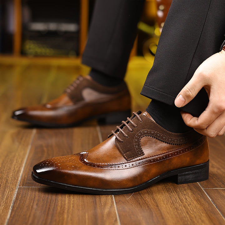 "Chaussures Oxford en cuir noir à lacets classiques pour hommes, avec détails brogue élégants et finition brillante."