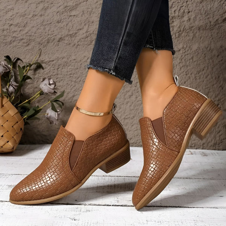Chaussures élégantes Oxford femme, talon bloc confortable. Style polyvalent, disponibles en plusieurs couleurs.