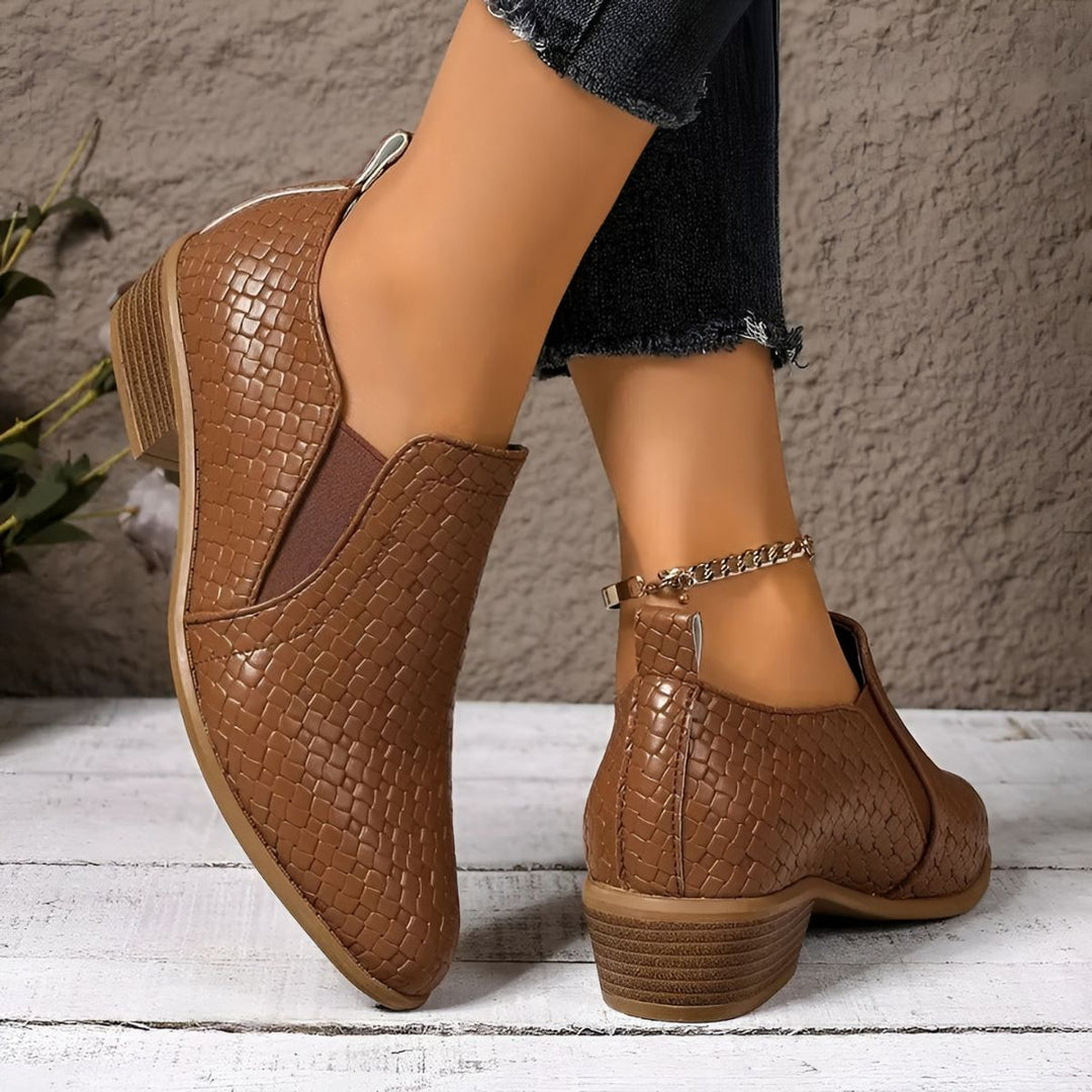Chaussures Oxford femme noires à talon bloc. Confort et élégance pour ces chaussures à enfiler polyvalentes.