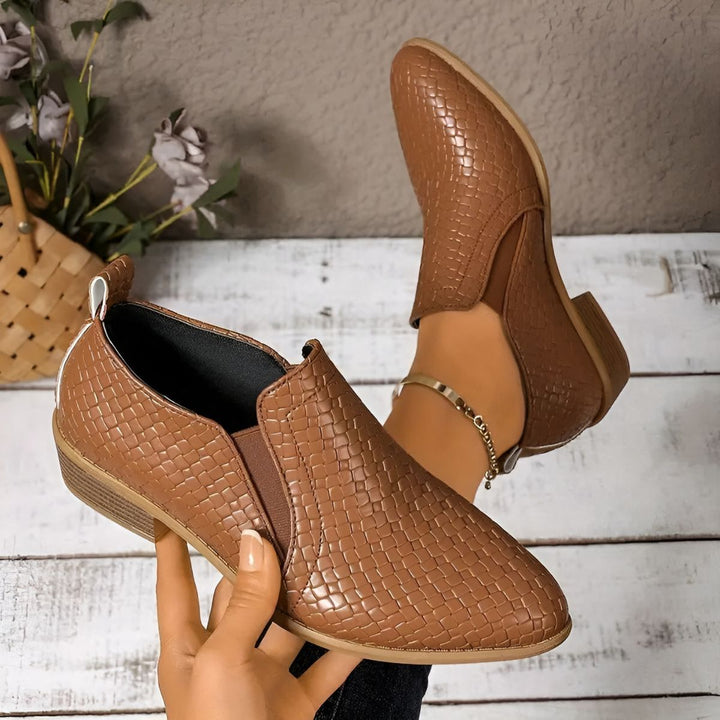 Chic chaussures Oxford femme beige, talon bloc confortable. Parfaites pour un style élégant et décontracté.