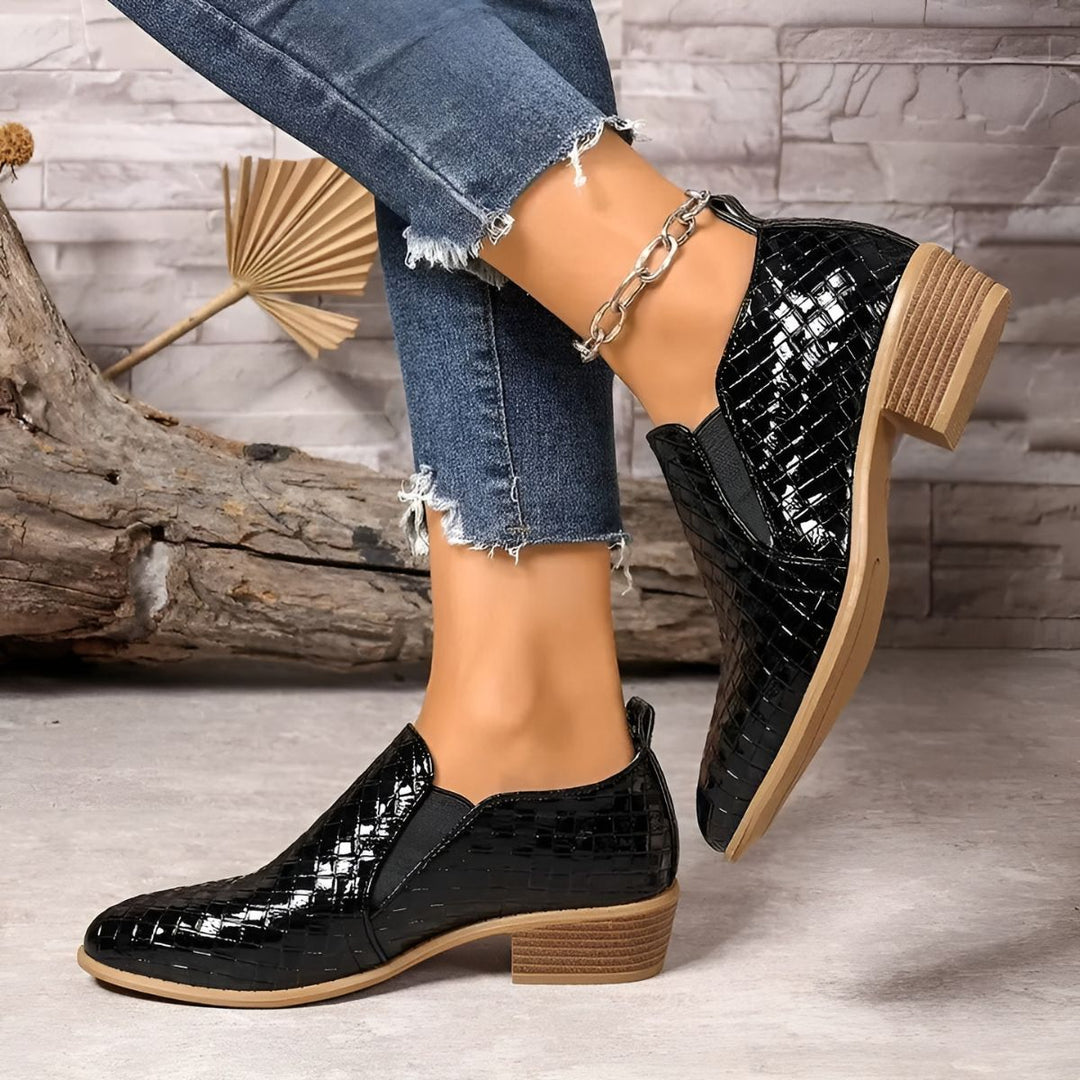 Oxford femme beige à enfiler, talon bloc confortable. Style chic et polyvalent pour toutes occasions.