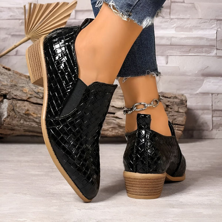 Chaussures habillées Oxford pour femme, talon bloc brun. Élégance décontractée et grand confort à porter.