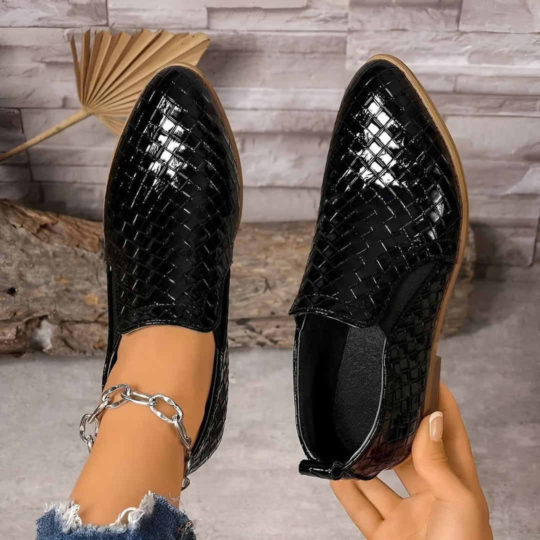 Élégantes chaussures Oxford femme noires à talon bloc, faciles à enfiler. Look professionnel et chic.